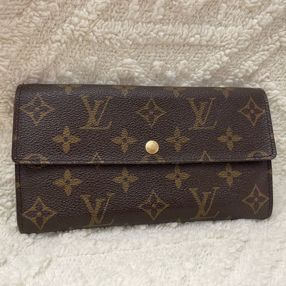 Authentic Louis Vuitton Sarah Monogram Wallet